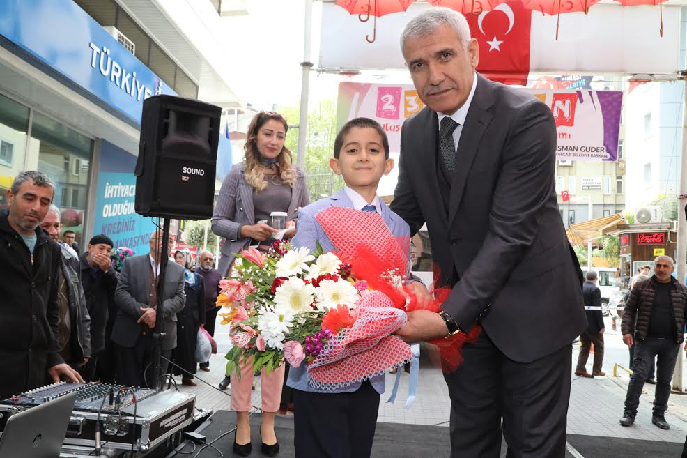 ÇOCUKLAR, ŞEMSİYE SOKAKTA BAYRAMLARINI COŞKU İLE KUTLADI