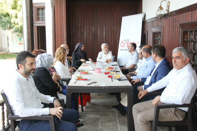 Milletvekili Çalık, ÖNDER İmam Hatipliler Derneğini de ziyaret ederek istişarelerde bulundu.