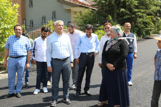 Güder, Çamurlu bölgesinde 15 sokakta yapılan sıcak asfalt çalışmalarını yerinde inceledi.