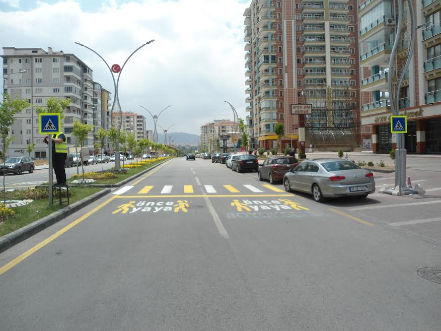 Büyükşehir Belediyesi yol işaretleme çalışmalarına devam ediyor