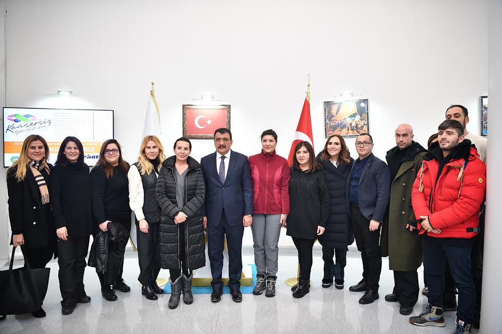 Çukur Dizisi Yapımcı ve Oyuncuları İle Kansersiz Yaşam Derneği’nden Başkan Gürkan’a Ziyaret