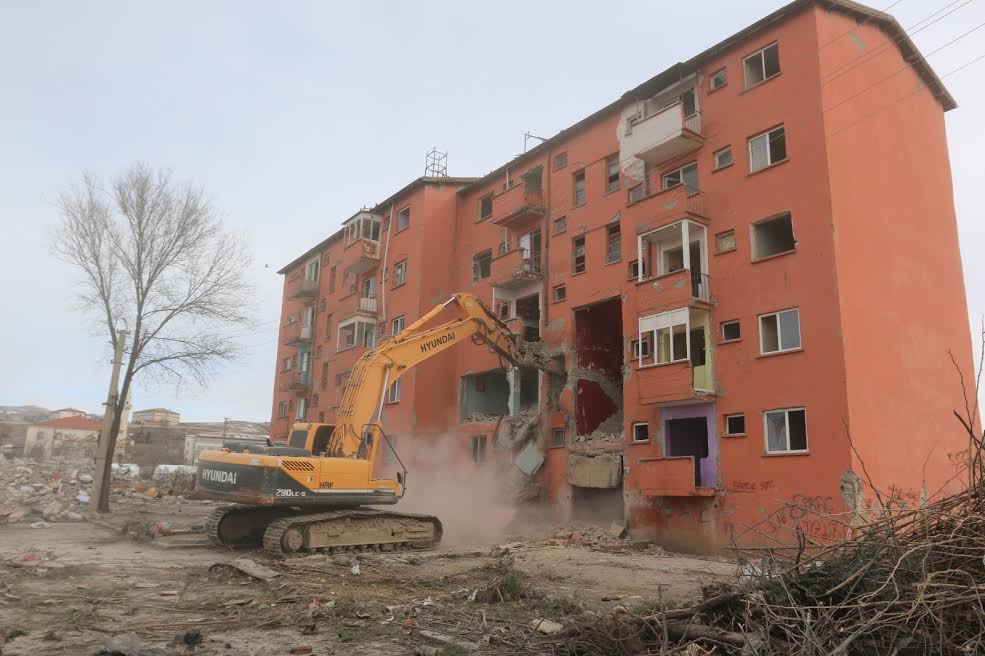 Karşıyaka kentsel dönüşüm alanında yıkım başladı