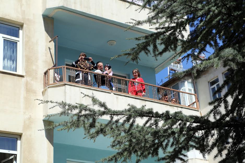 Gençlere sürpriz doğum günü kutlamaları sürüyor