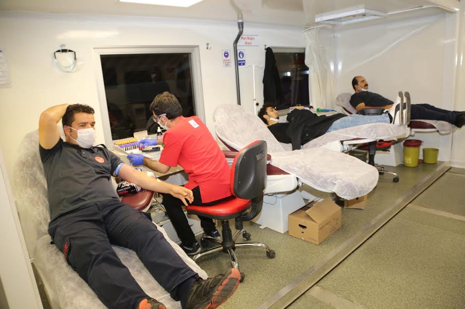 Elazığ belediyesi itfaiye personelinden kan bağışı