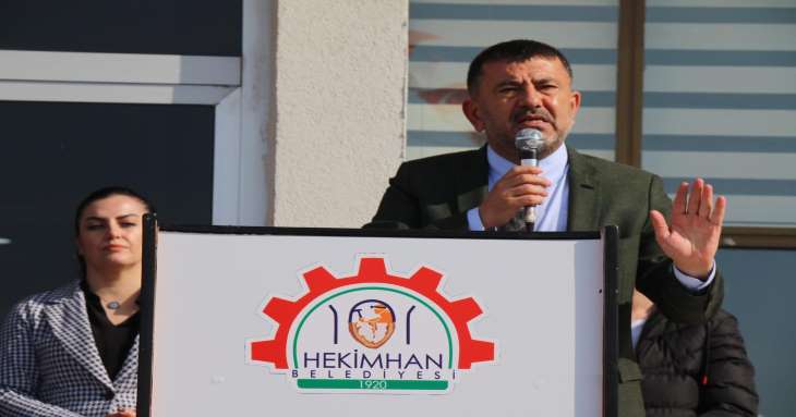 Veli Ağbaba, Hekimhan Belediyesi’nin araç filosuna eklenen yeni İş makinesi ve araçların tanıtımına katıldı.