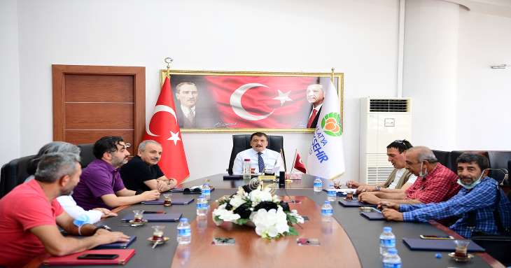 Malatya Gazeteciler Cemiyeti Başkanı Vahap Güner ve yönetim kurulu üyeleri, Malatya Büyükşehir Belediye Başkanı Selahattin Gürkan’ı makamında ziyaret etti.