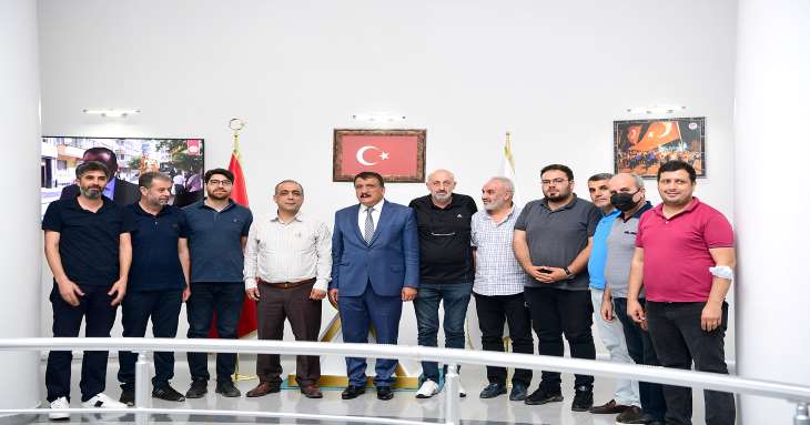 Selahattin Gürkan, Malatya Gazeteciler ve Televizyoncular Cemiyeti Başkanı Mehmet Aydın ve Yönetim Kurulu Üyelerini kabul ederek bir süre görüştü.
