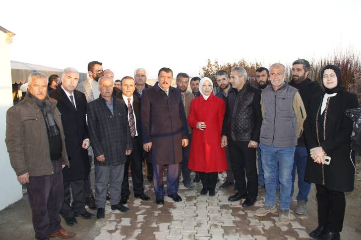 Başkan Gürkan ile Milletvekili Çalık ve İl Başkanı Koca Pazar esnaflarını ziyaret etti
