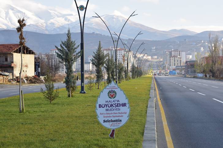 Malatya Büyükşehir Belediyesi Sonbahar-Kış dönemlerinde ağaçlandırma ve çiçeklendirme çalışmaları devam ediyor