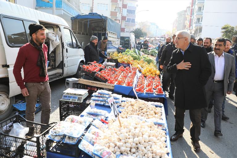 Güder, Semt pazarını ziyaret ederek pazar esnafı ve alışveriş yapan vatandaşlarla sohbet etti.