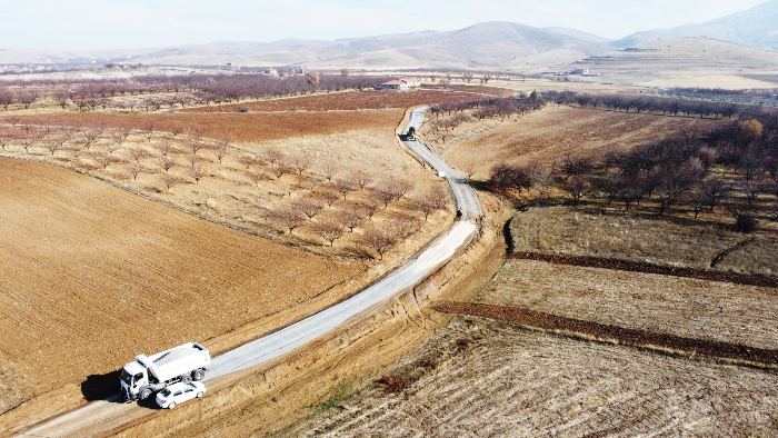 Battalgazi Belediyesi, Tokluca mahallesinde 5 kilometrelik stabilize serim çalışması gerçekleştirdi.