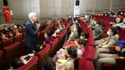 Battalgazi Belediye Başkanı Osman Güder keyifli dakikalar geçiren öğrencilerin çizgi film heyecanına ortak oldu.