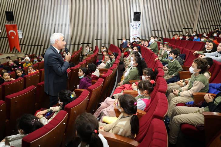 Battalgazi Belediye Başkanı Osman Güder keyifli dakikalar geçiren öğrencilerin çizgi film heyecanına ortak oldu.