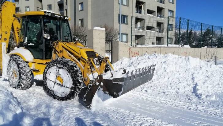 Arapgir’de kar yağışı sonrası yollarda çalışma başlatıldı