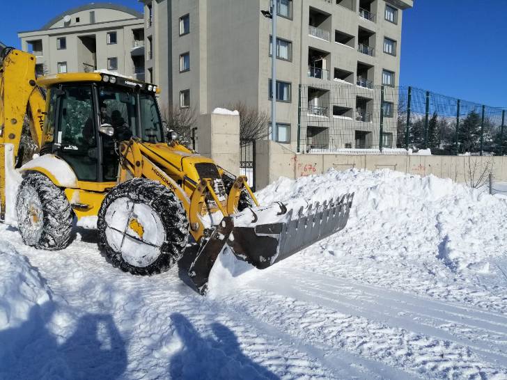 Arapgir’de kar yağışı sonrası yollarda çalışma başlatıldı