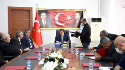 Malatya Büyükşehir Belediye Başkanı Selahattin Gürkan. Muhtarları  kabul ederek bir süre görüştü.