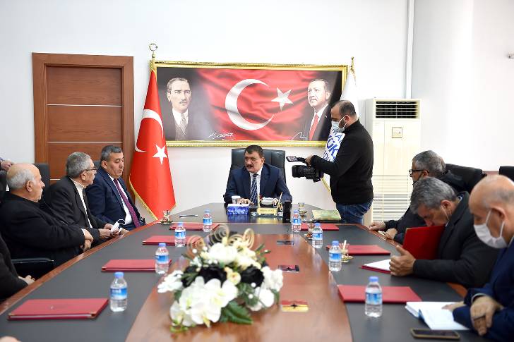 Malatya Büyükşehir Belediye Başkanı Selahattin Gürkan. Muhtarları  kabul ederek bir süre görüştü.