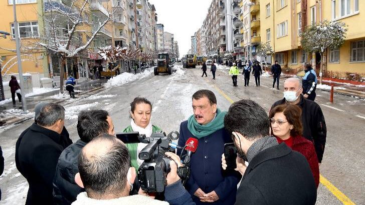 Malatya Büyükşehir Belediyesi ekipleri şehir merkezindeki çalışmalarını da büyük bir titizlikle sürdürüyor.
