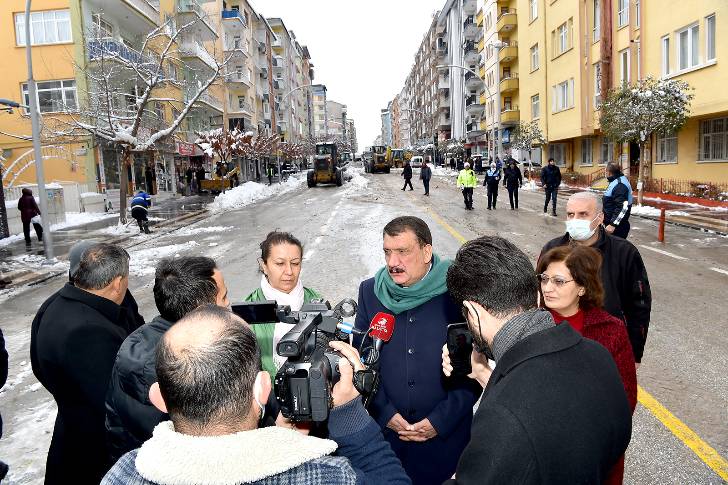 Malatya Büyükşehir Belediyesi ekipleri şehir merkezindeki çalışmalarını da büyük bir titizlikle sürdürüyor.