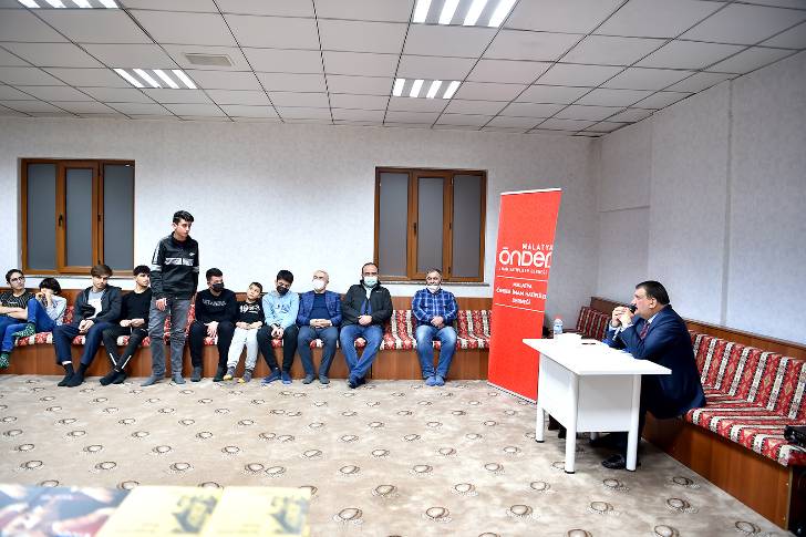 Başkan Gürkan, Türkiye önderleri projesi kapsamında Önder İmam Hatiplileri Derneğini ziyaret ederek, gençlerle bir araya geldi.