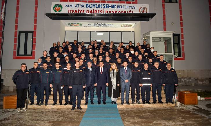 Malatya Büyükşehir Belediye Başkanı Selahattin Gürkan, Büyükşehir İtfaiye çalışanlarıyla hem sohbet etti, hem de yapılan çalışmalar hakkında bilgi aldı.