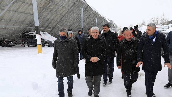 Başkan Güder, yoğun kar yağışı sonrası çatısı çöken Yeşiltepe Galericiler Sitesindeki esnafları ziyaret ederek, geçmiş olsun dileklerini iletti.