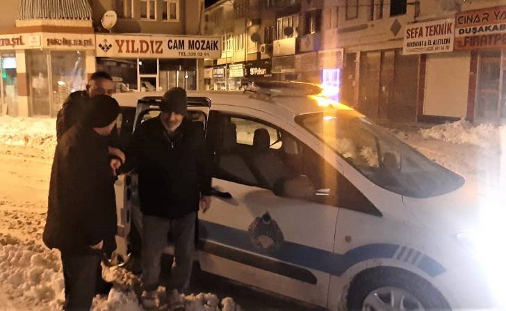 Battalgazi Zabıtaları, Alzheimer hastası İzzettin Köse’yi Hasanbey caddesinde bularak ailesine teslim etti