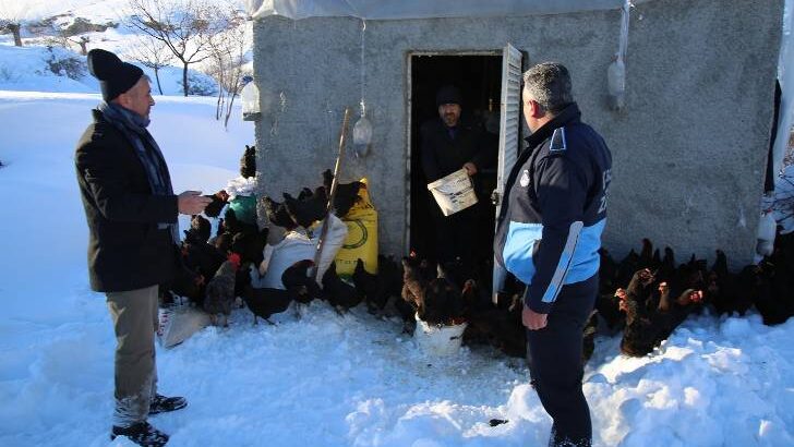 Malatya’da etkili olan kar yağışının ardından tavuklarına yem veremeyen vatandaşın yardımına Battalgazi Belediyesi ekipleri yetişti.