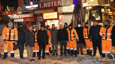 Battalgazi Belediye Başkanı Osman Güder, karla mücadele ekiplerinin kar temizleme çalışmalarını yerinde inceledi
