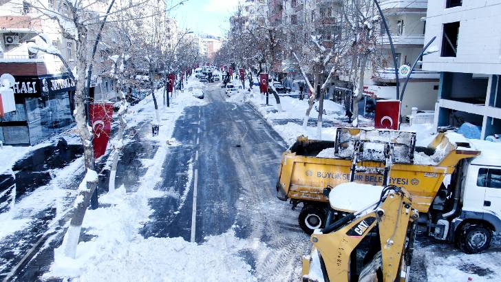 Büyükşehir Tarafından Kar Kaldırma ve Tuzlama Çalışmaları  Yoğun Bir Şekilde Devam Ediyor