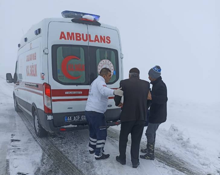 Malatya Büyükşehir Belediyesi ekipleri, hasta ve mahsur kalan vatandaşların imdadına yetişiyor.