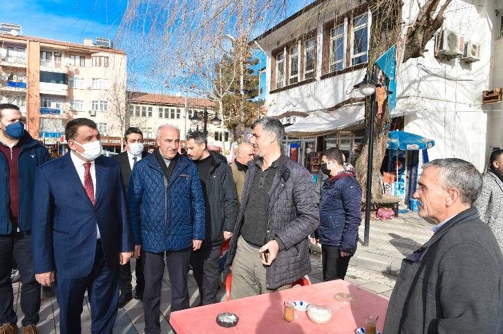 Malatya Büyükşehir Belediye Başkanı Selahattin Gürkan, Dilek Mahallesini ziyaret ederek, vatandaş ve esnaflarla sohbet etti.
