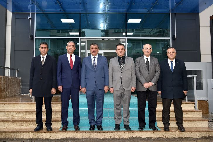 Malatya Büyükşehir Belediye Başkanı Selahattin Gürkan, Yeni Tapu ve Kadastro Müdürlüğü hizmet binasını gezdi.