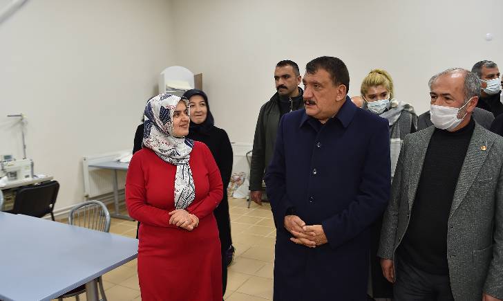 Gürkan, Tecde Kültür Merkezi içerisinde bayanlara yönelik olarak açılan kurs merkezini de ziyaret etti.