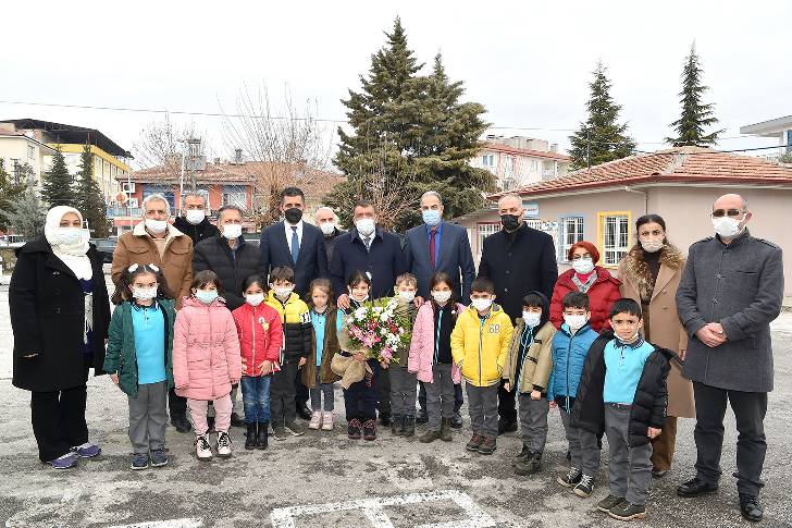 Malatya Büyükşehir Belediye Başkanı Selahattin Gürkan, Hacı İbrahim Işık İlkokulunu ziyaret etti