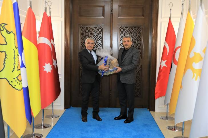 Battalgazi Belediye Başkanı Osman Güder, Bakan Yardımcısı İhsan Selim Baydaş’ı makamında konuk etti.