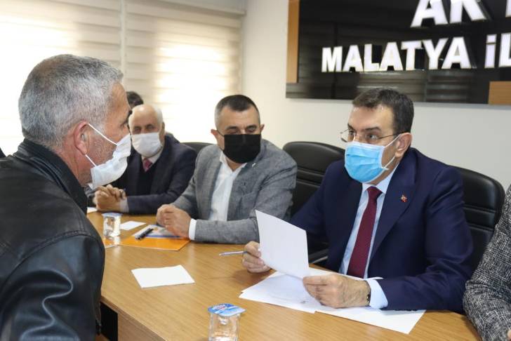 AK Parti MKYK Üyesi ve Malatya Milletvekili Bülent Tüfenkci AK Parti Malatya İl Başkanlığında düzenlenen Halk Günü Toplantısında vatandaşları dinledi.