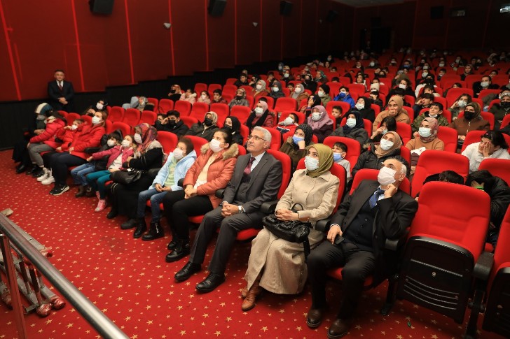 Battalgazi Belediyesi, yetim çocuklara yönelik özel sinema etkinliği düzenledi