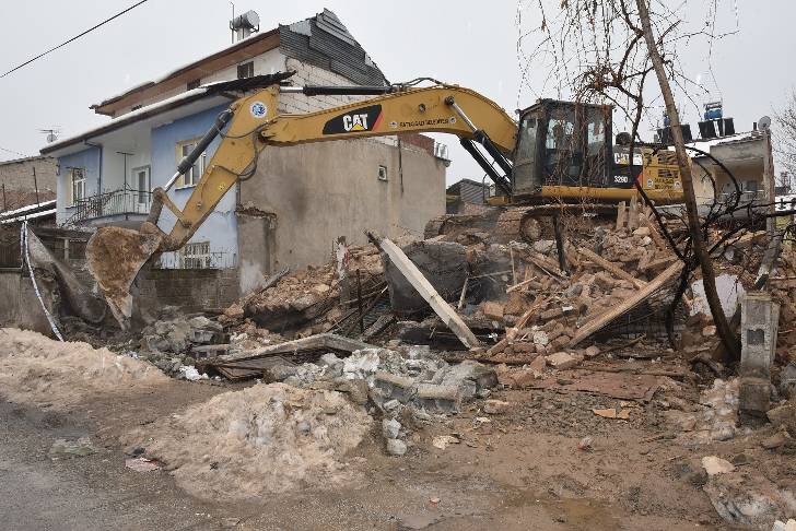 Risk Arz Eden Kerpiç Ev Battalgazi Belediyesi Ekipleri Tarafından Yıkıldı