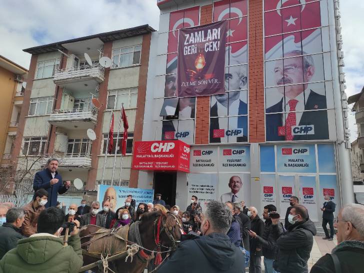 CHP İl Başkanı Kiraz, at arabasına binerek, akaryakıt zamlarını protesto etti.