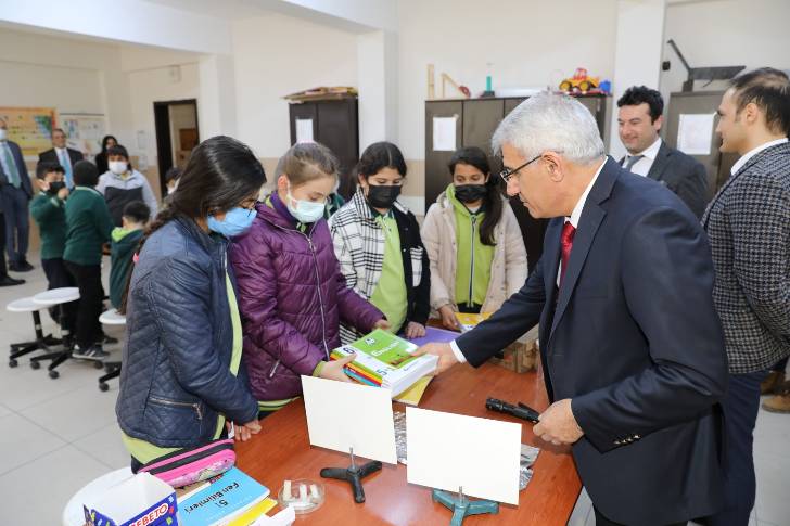 Battalgazi’de ‘Küçük Adımlar Büyük Yarınlar’ projesi kapsamında soru bankası eğitim seti dağıtımı başlandı.