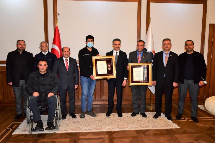 Vali Aydın Baruş tarafından iki gazimize Devlet Övünç Madalyası ve Beratı takdim edildi.