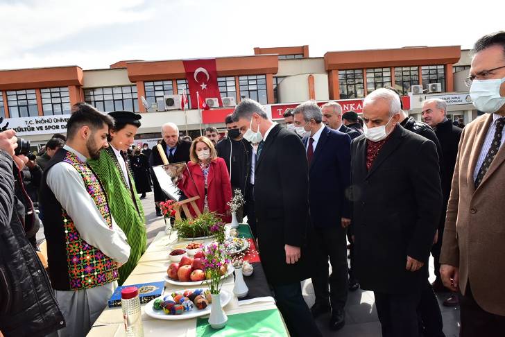 Vali Aydın Baruş, İnönü Üniversitesinde gerçekleştirilen Nevruz Bayramı kutlama etkinliğine katıldı.