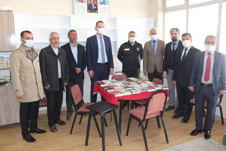 Yazıhan’da Kitap K’oku’su Projesi Kapsamında Cami , Cemevi ve Kıraathanelerde Kitap Köşesi Açıldı