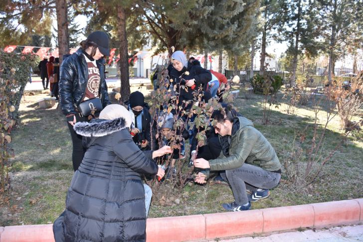 Şehir Mezarlığı’nda yer alan Asker ve Polis Şehitliği’nin çevre bakımı gerçekleştirildi.