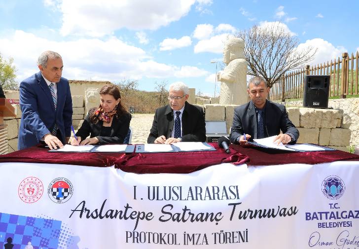 1. Arslantepe Uluslararası Açık Satranç Turnuvası’nın işbirliği protokolü imzalandı.