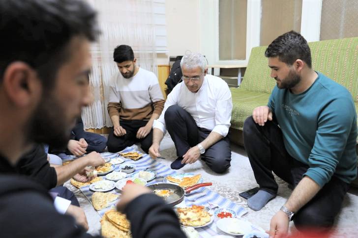 Başkan Güder, Sahurda Öğrenci Evine Misafir Oldu