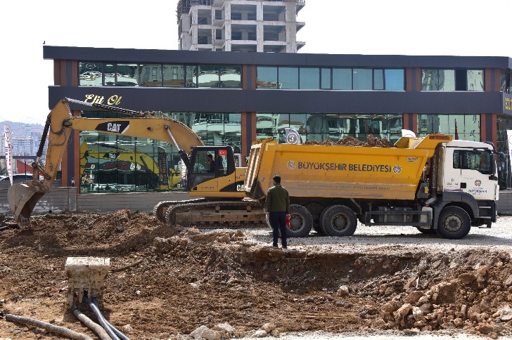 Malatya Büyükşehir Belediyesi, ulaşım sorununu çözüme kavuşturmak için bulvar, cadde ve kavşak düzenleme çalışmalarına aralıksız bir şekilde devam ediyor.