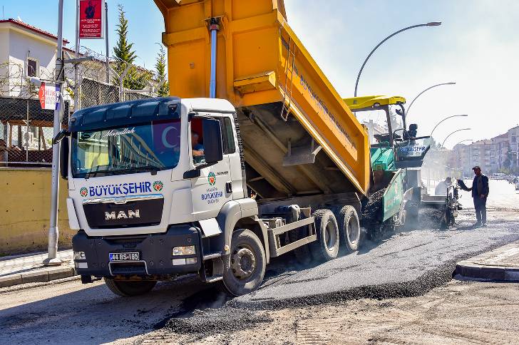 Malatya Büyükşehir, yollarda bakım ve onarım çalışmalarına başladı.