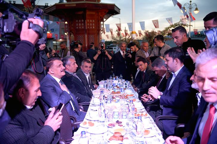 Malatya’ya gelen Çevre Şehircilik ve İklim Değişikliği Bakanı Murat Kurum Malatya Büyükşehir Belediyesi tarafından Doğanyol’da düzenlenen iftar programına katıldı.